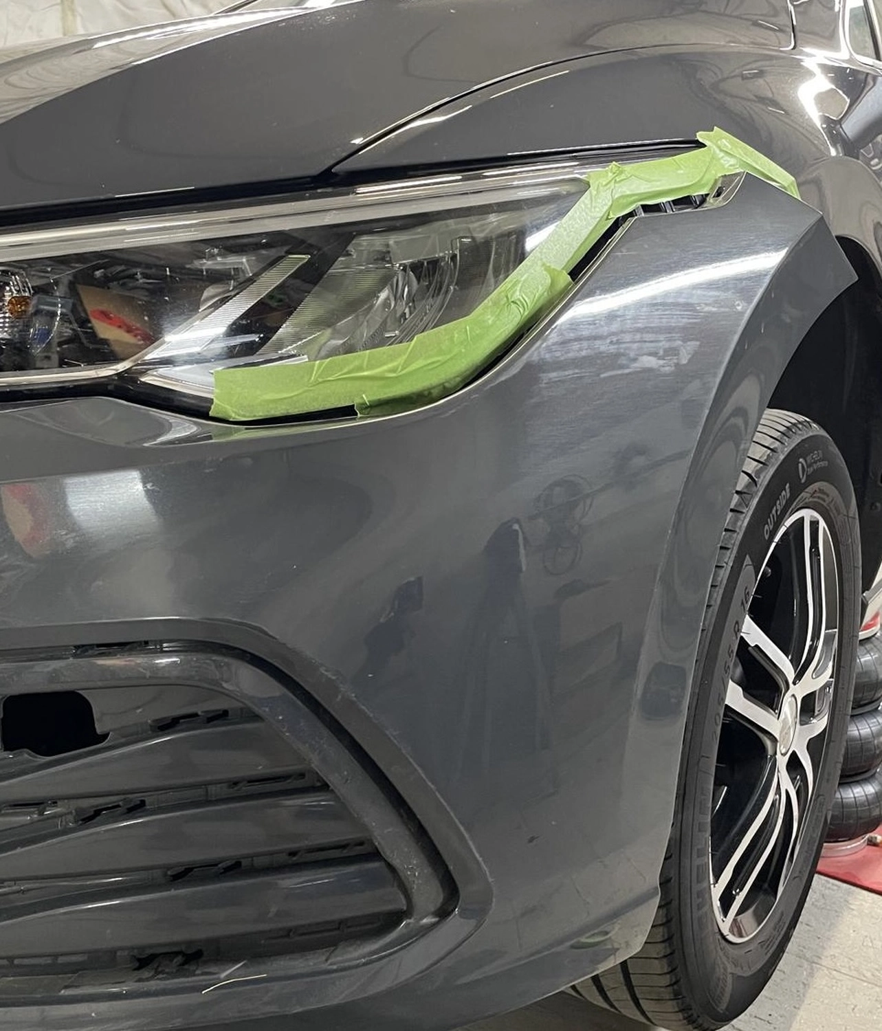 Lackiertechnik John - Fahrzeug Lackierer - Autoscheinwerfer abgeklebt